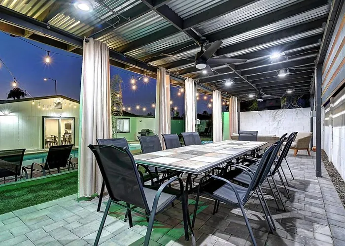 Holiday home Scottsdalestays 6bdrm-4ba-14 Bed-pool-spa-theater. Phoenix