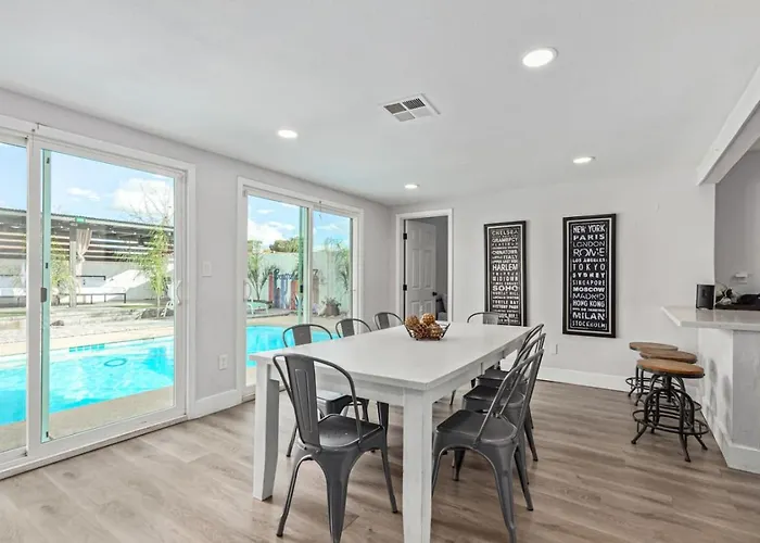 Scottsdalestays 6bdrm-4ba-14 Bed-pool-spa-theater. Holiday home Phoenix