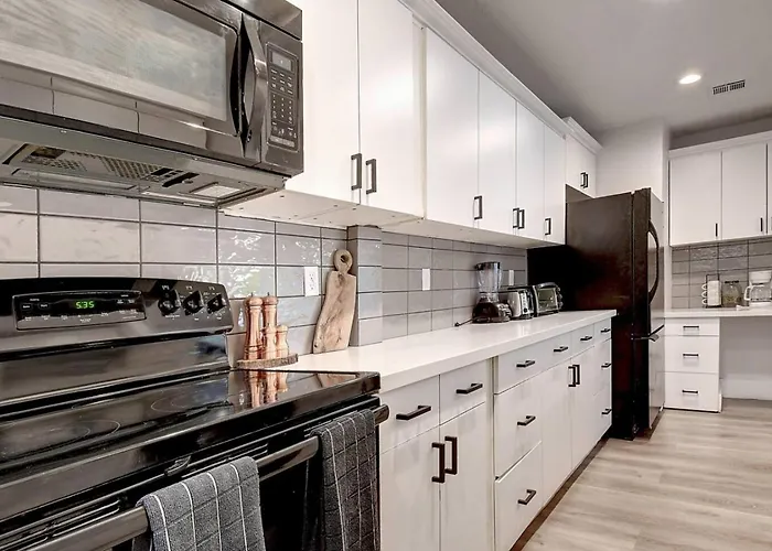 Holiday home Scottsdalestays 6bdrm-4ba-14 Bed-pool-spa-theater. Phoenix