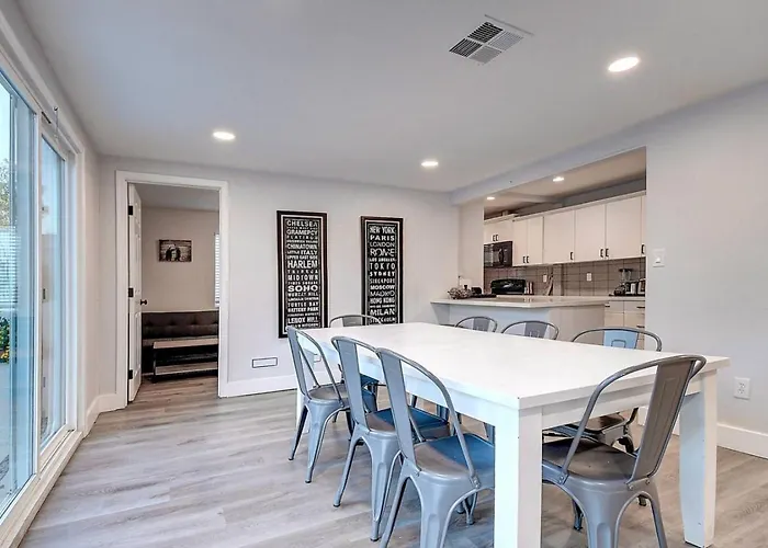 Holiday home Scottsdalestays 6bdrm-4ba-14 Bed-pool-spa-theater. Phoenix
